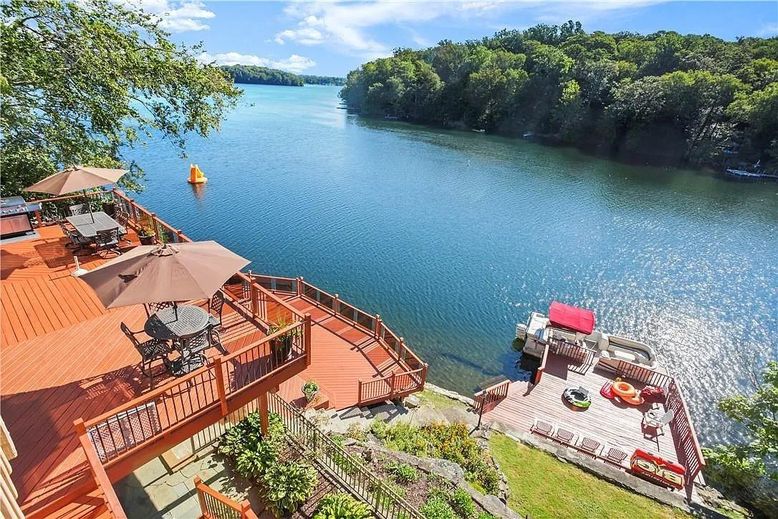 Exterior, Lake
