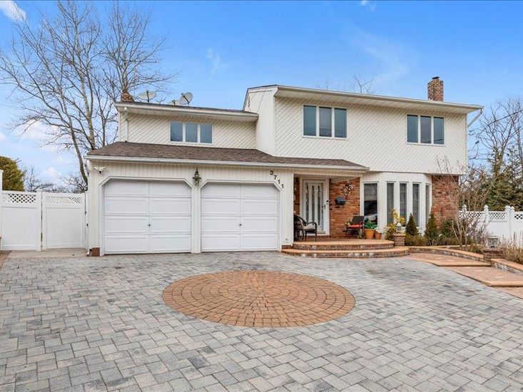 Attached, Exterior, Facade, Brick Facade, Split Level