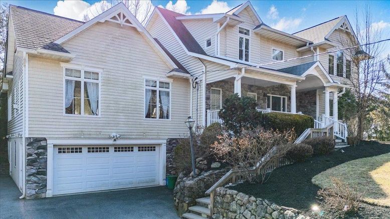 Attached, Exterior, Facade, Queen Anne Victorian
