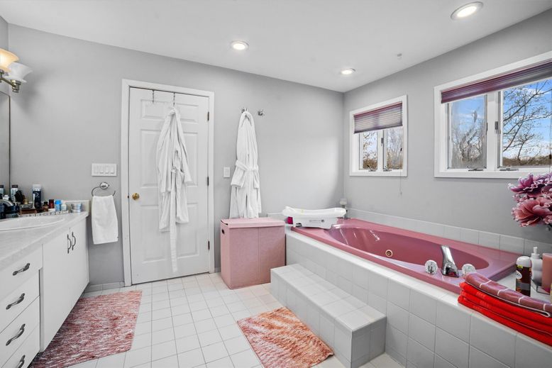 Bathroom, Dual Sink Vanities, Interior, Recessed Lighting