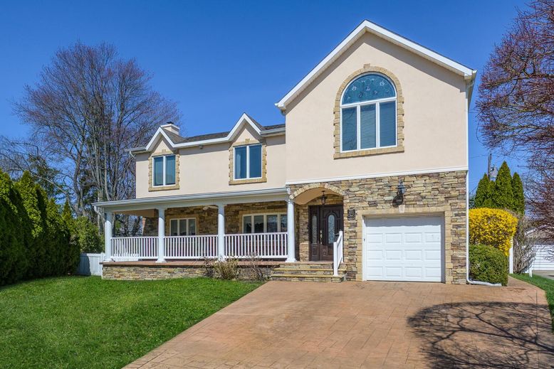 Attached, Exterior, Facade, Brick Traditional
