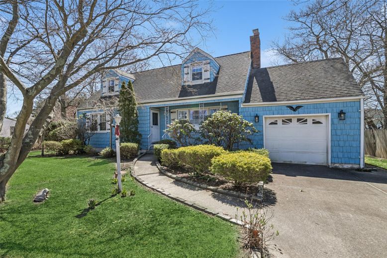Attached, Exterior, Facade, Cape Cod