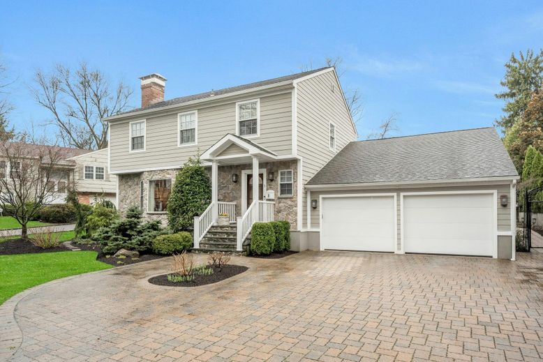 Attached, Exterior, Facade, Cape Cod
