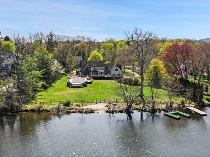 Exterior, Lake