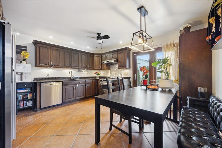 Dining room, Interior, Kitchen, Pendant Lights, Recessed Lighting, Stainless Steel Appliances