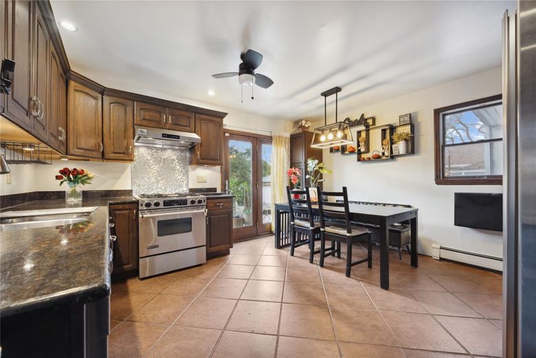 Dining room, Interior, Kitchen, Pendant Lights, Recessed Lighting, Stainless Steel Appliances