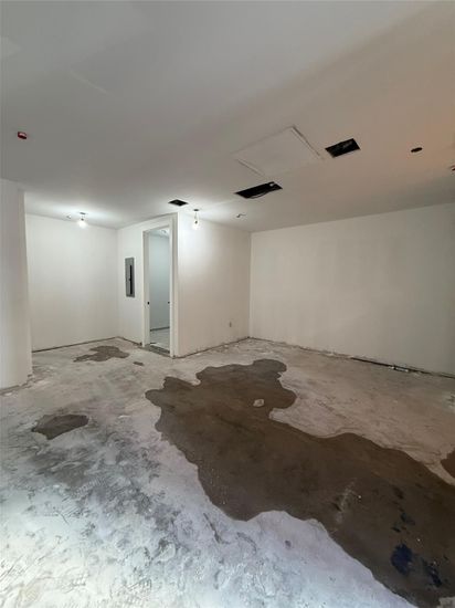 Empty room, Interior