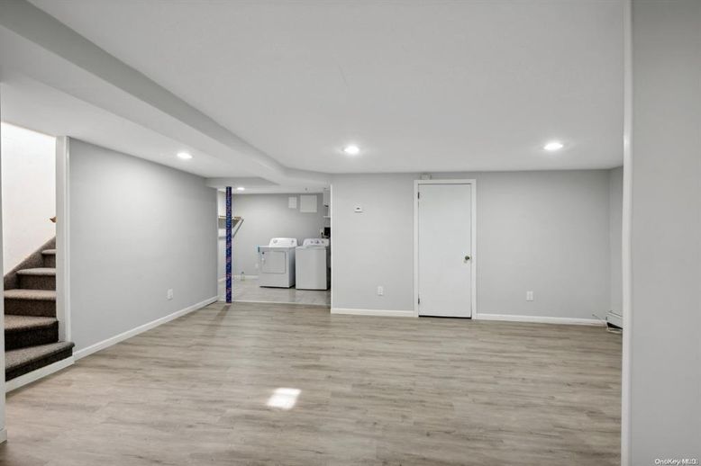 Interior, Recessed Lighting, Washer, Wood Texture Flooring