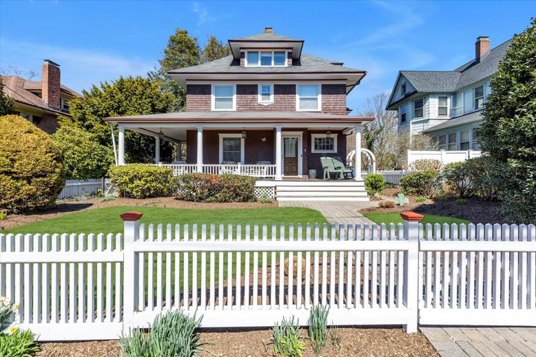 Exterior, Facade, American Foursquare