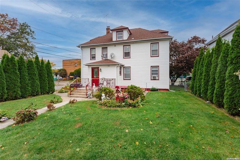Backyard, Exterior, Facade, American Foursquare