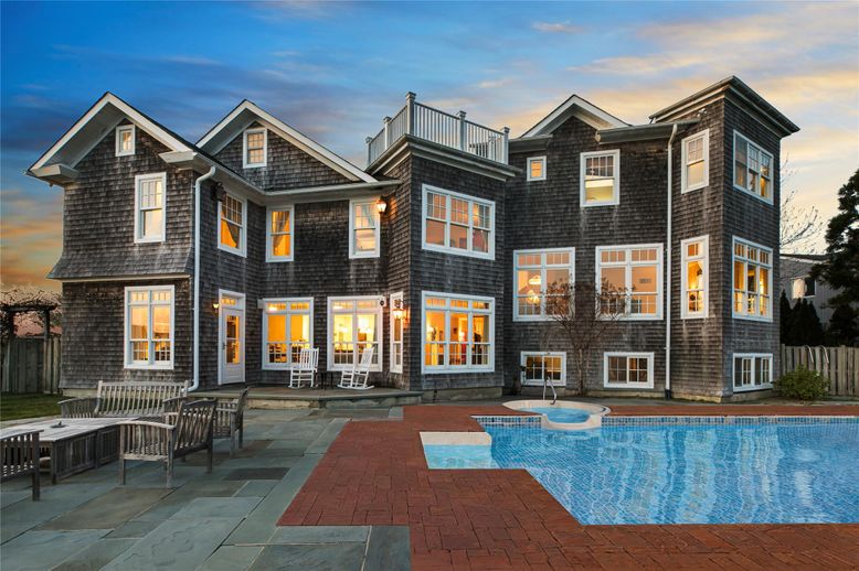 Exterior, Facade, Pool, Rowhouse