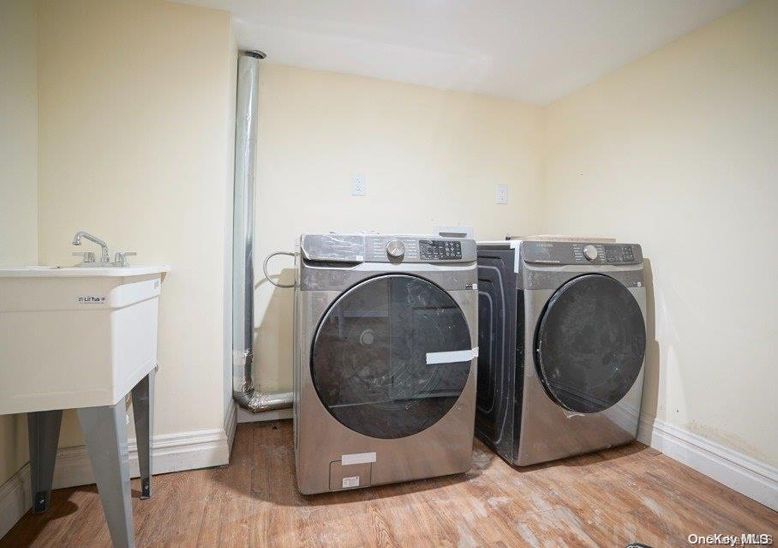 Interior, Washer, Wood Texture Flooring