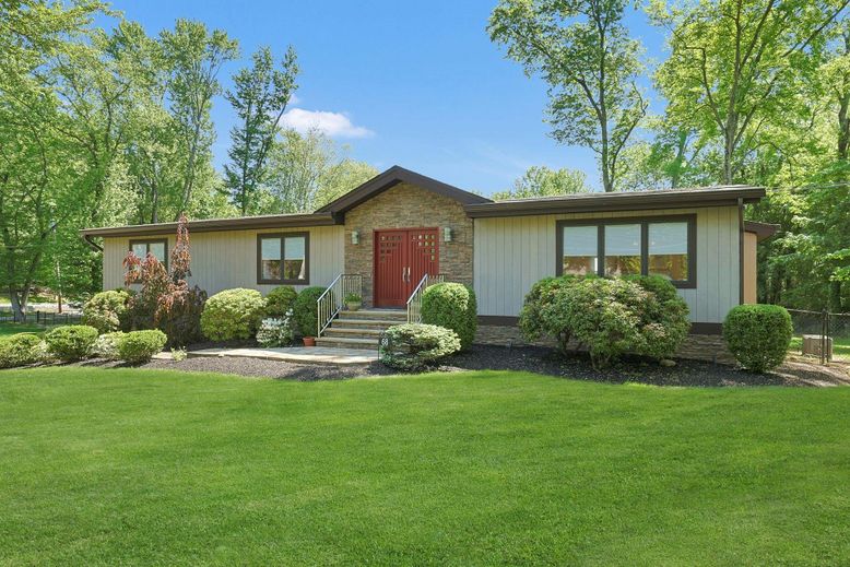 Backyard, Exterior, Facade, Split Level