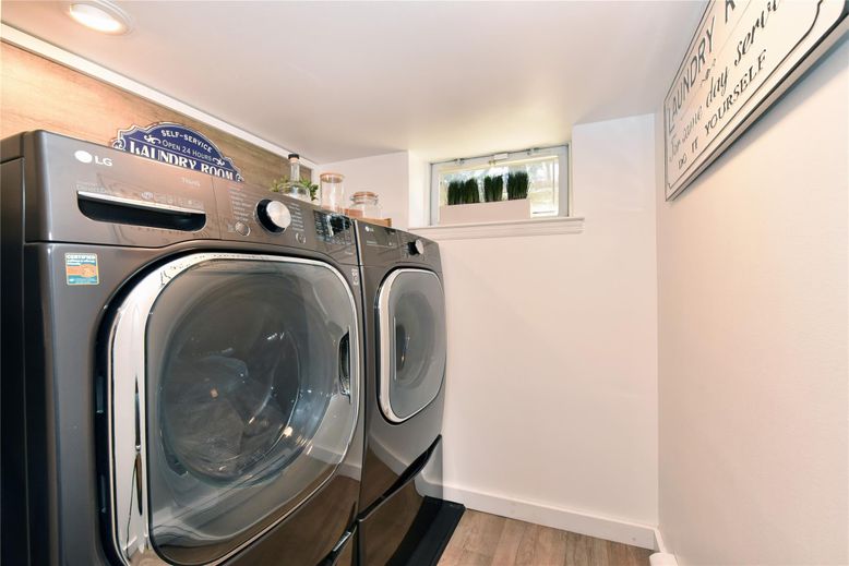 Interior, Recessed Lighting, Washer, Wood Texture Flooring