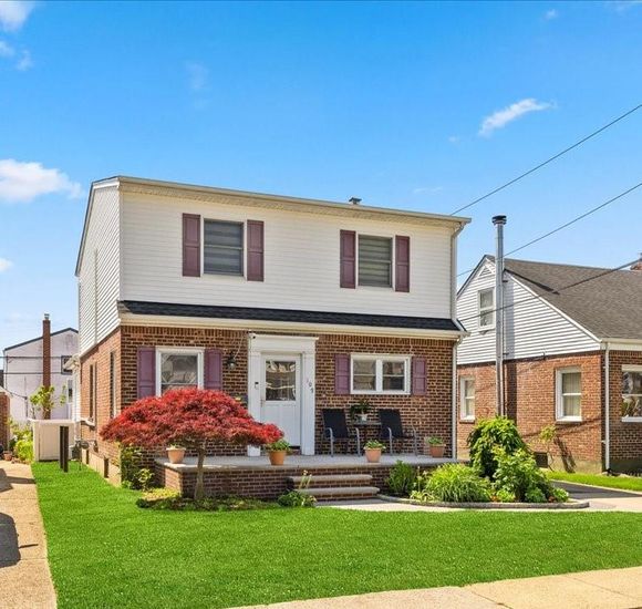 Exterior, Facade, Brick Facade, Split Level