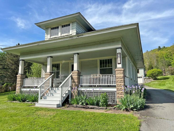 Exterior, Facade, American Foursquare