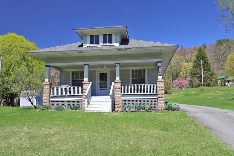 Exterior, Facade, American Foursquare