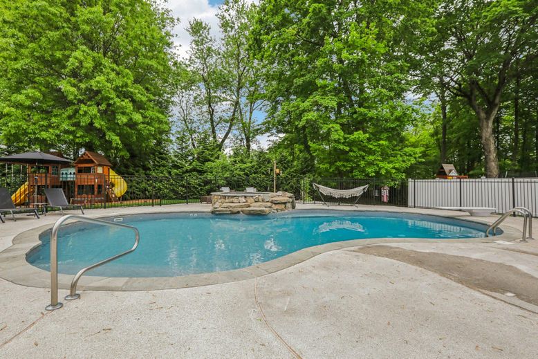 Exterior, Playground, Pool