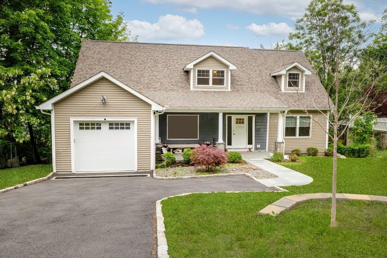 Attached, Exterior, Facade, Cape Cod