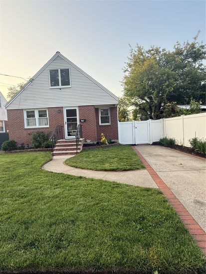 Backyard, Exterior, Facade, Brick Facade, Brick Traditional