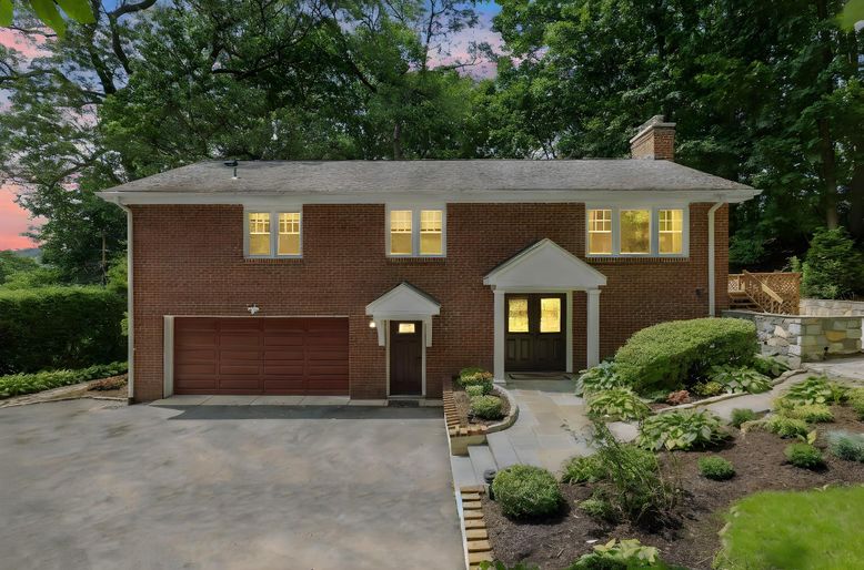 Attached, Exterior, Facade, Brick Facade, Georgian