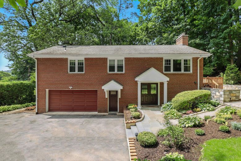 Attached, Exterior, Facade, Brick Facade, Georgian