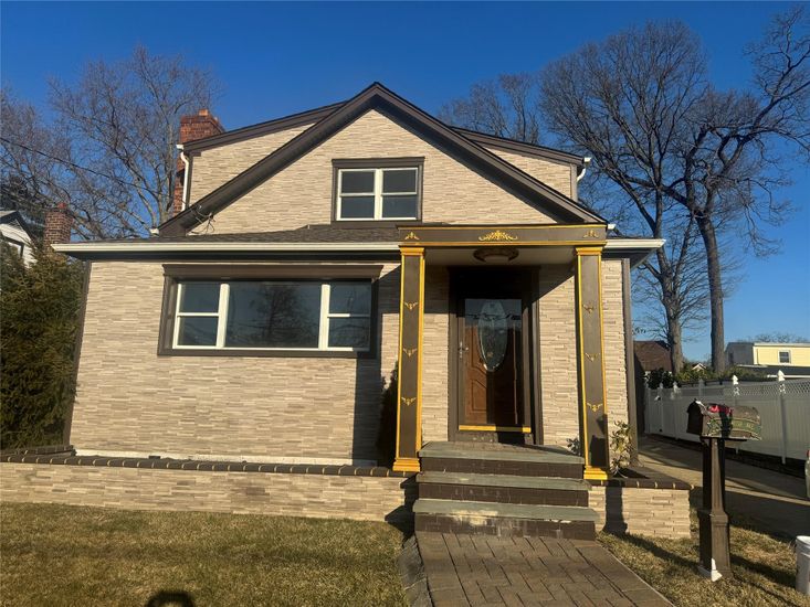 Exterior, Facade, Queen Anne Victorian