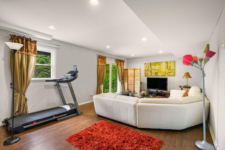 Fitness Equipment, Interior, Living room, Recessed Lighting, Wood Texture Flooring