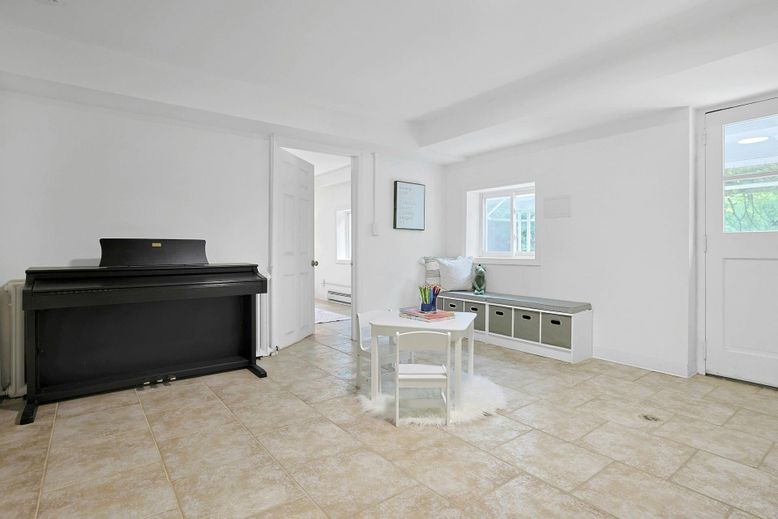 Interior, Piano