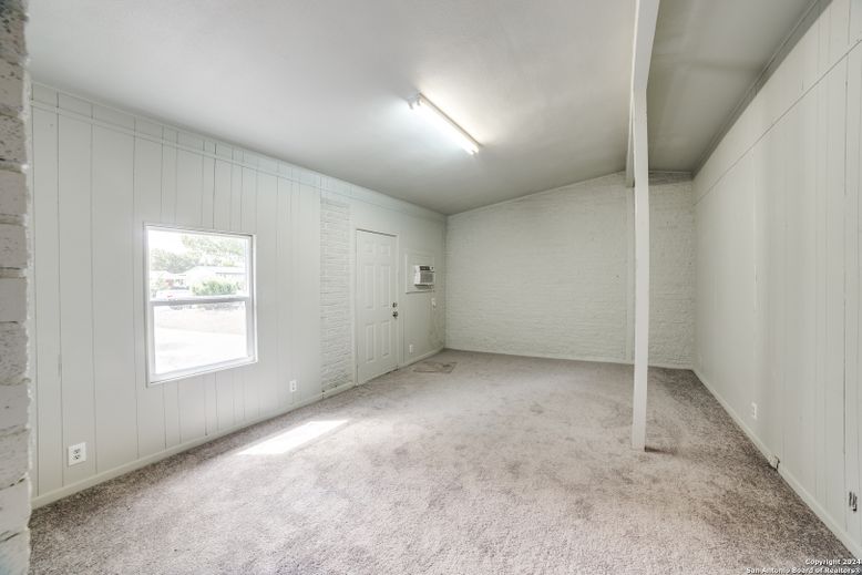 Empty room, Interior
