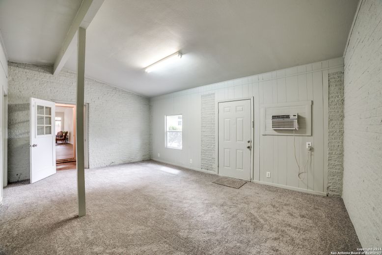 Empty room, Interior