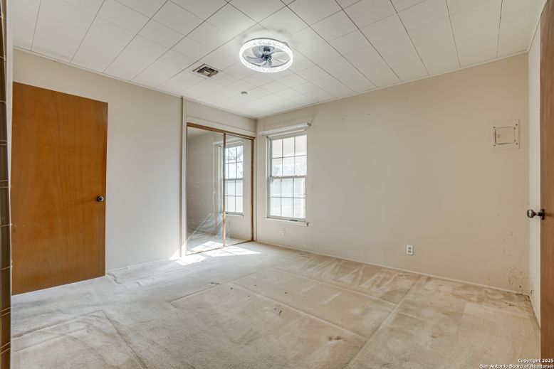 Empty room, Interior