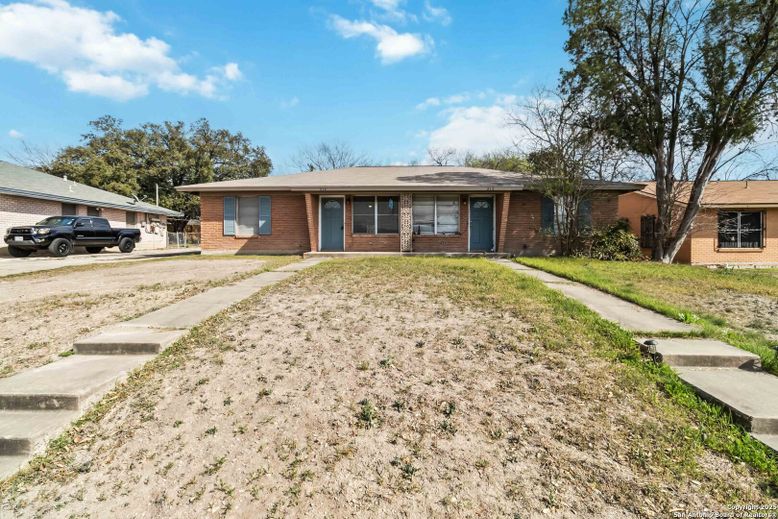 Exterior, Facade, Brick Facade, Ranch