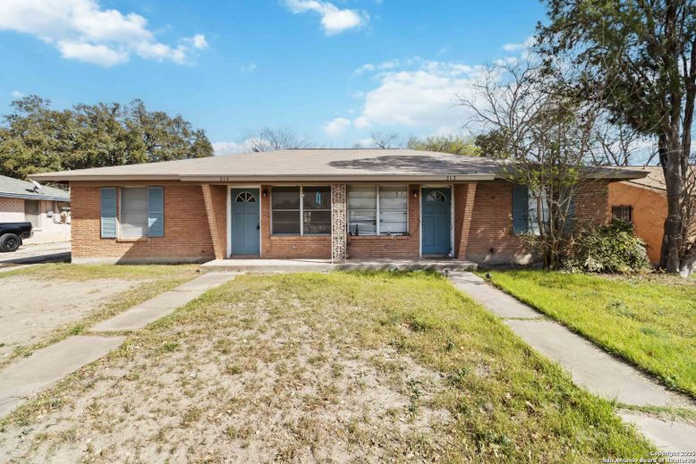 Exterior, Facade, Brick Facade, Ranch