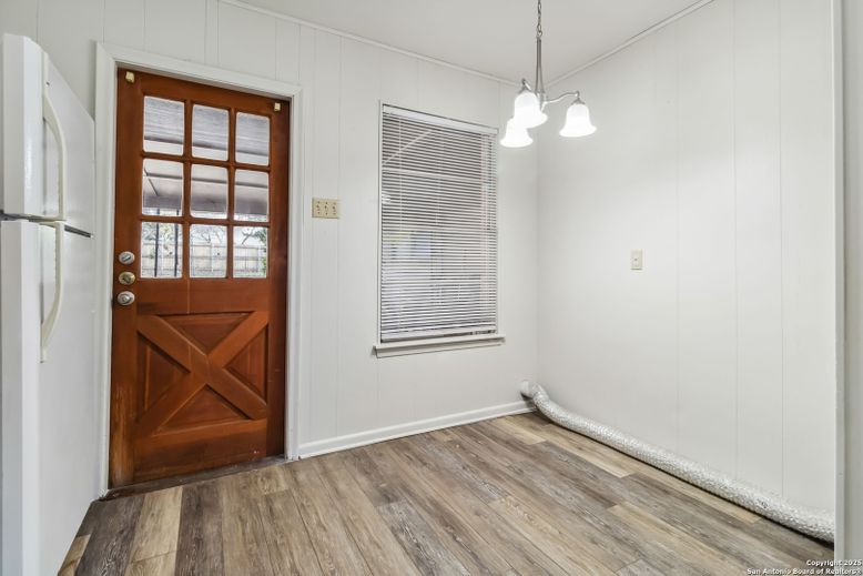 Interior, Pendant Lights, Wood Texture Flooring