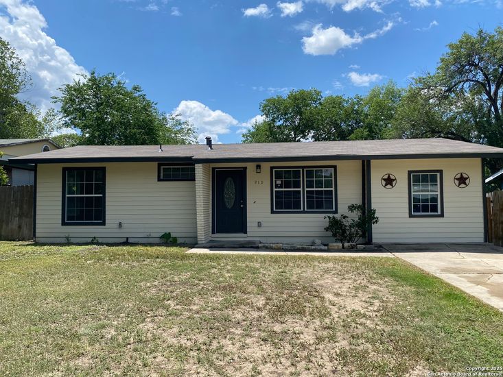 Exterior, Facade, Ranch