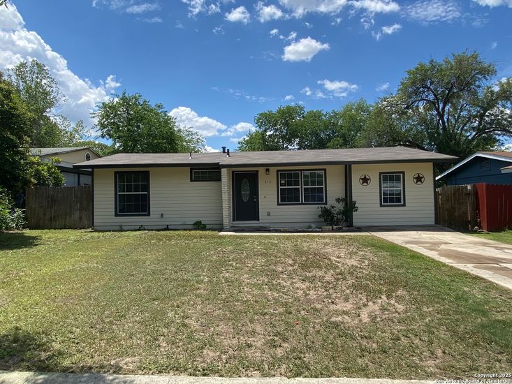 Exterior, Facade, Ranch