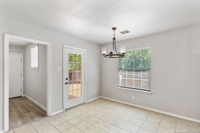Empty room, Interior, Pendant Lights