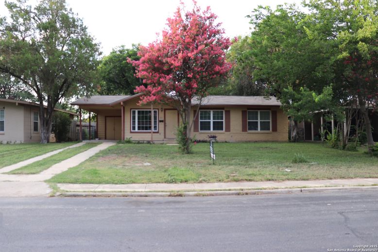 Exterior, Facade, Ranch