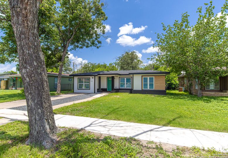 Backyard, Exterior, Facade, Ranch
