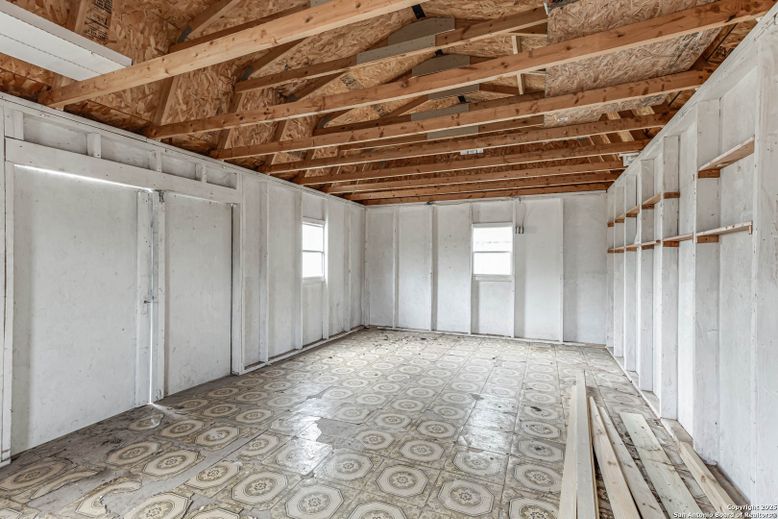 Empty room, Interior, Wooden Beams