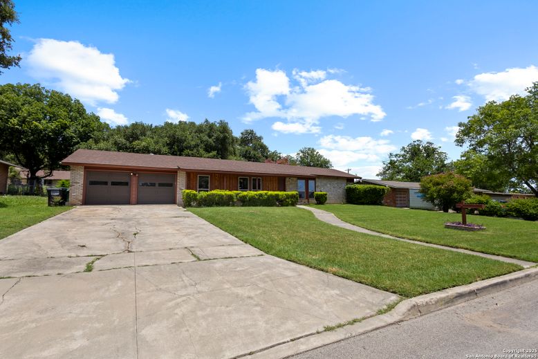 Attached, Exterior, Facade, Brick Facade, Ranch