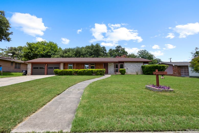 Attached, Exterior, Facade, Ranch