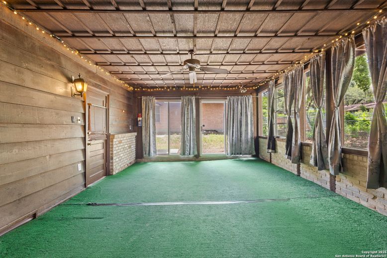 Empty room, Interior, Wooden Beams