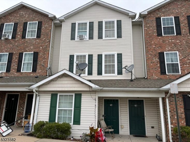 Exterior, Facade, Brick Facade, Rowhouse