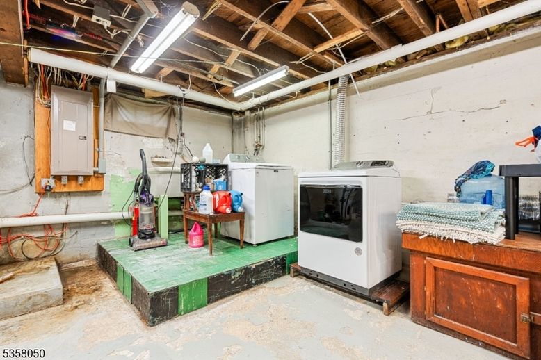 Interior, Washer, Wooden Beams