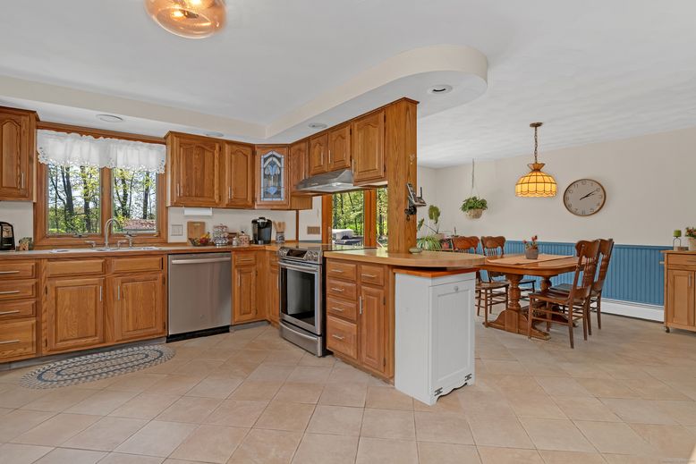 Dining room, Interior, Kitchen, Pendant Lights, Stainless Steel Appliances
